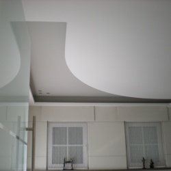 Verlaagd plafond met afronding en indirecte verlichting . 